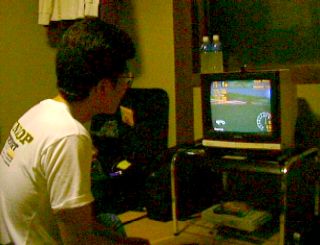 なぜか持ち込んでいるプレイスレーションでGTをするSYDさん 果たして明日は起きれるのだろうか...? 今(23時)はバイオハザード2をやっているぞ...