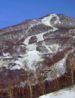 大回転コースの設定された東館山全景 (ジャイアント頂上部にて)