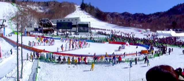 オープニングセレモニー(合成写真) 競技用の斜面を小学生が旗を持って滑ってきました 長野の小学生侮れず...(^^;)