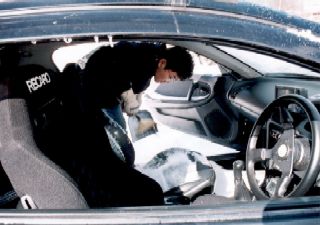 泣き泣き車内の除雪をするSYDさん